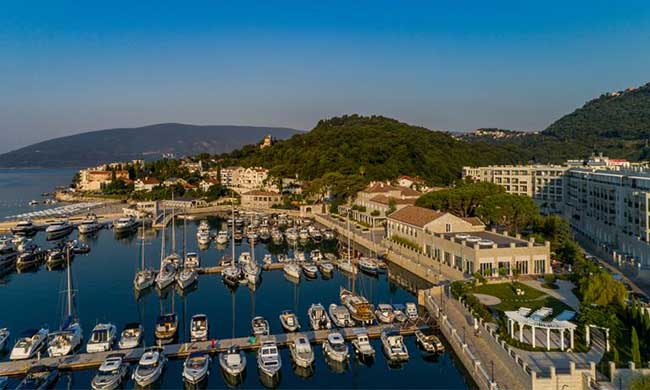 Lazure Boutique & Marina